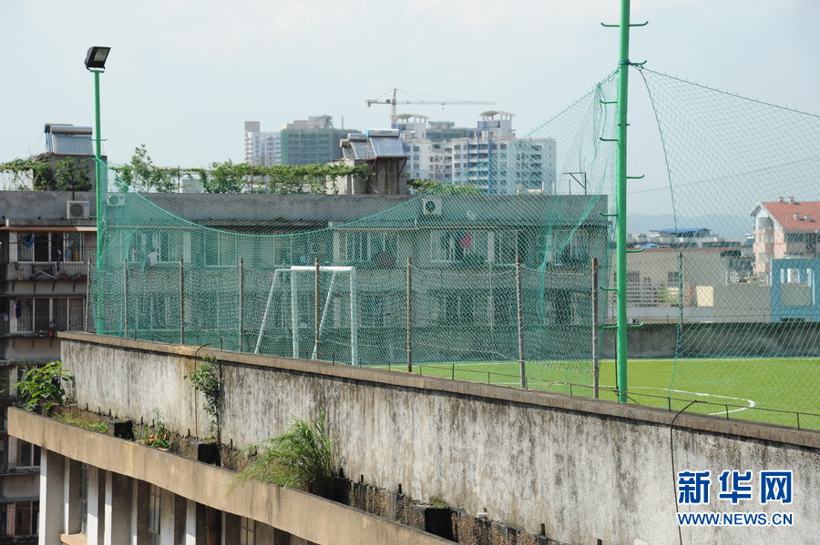 5月9日，广西南宁北大路中，一栋20多米高的建筑楼顶建起一个空中足球场，该建筑是一栋4层楼的仓库，球场长约40米，宽约20多米，两端各有一个球门，周围安装了8根灯杆及10多个聚光灯。[新华网]