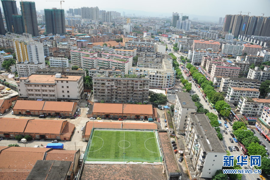 5月9日，广西南宁北大路中，一栋20多米高的建筑楼顶建起一个空中足球场，该建筑是一栋4层楼的仓库，球场长约40米，宽约20多米，两端各有一个球门，周围安装了8根灯杆及10多个聚光灯。[新华网]