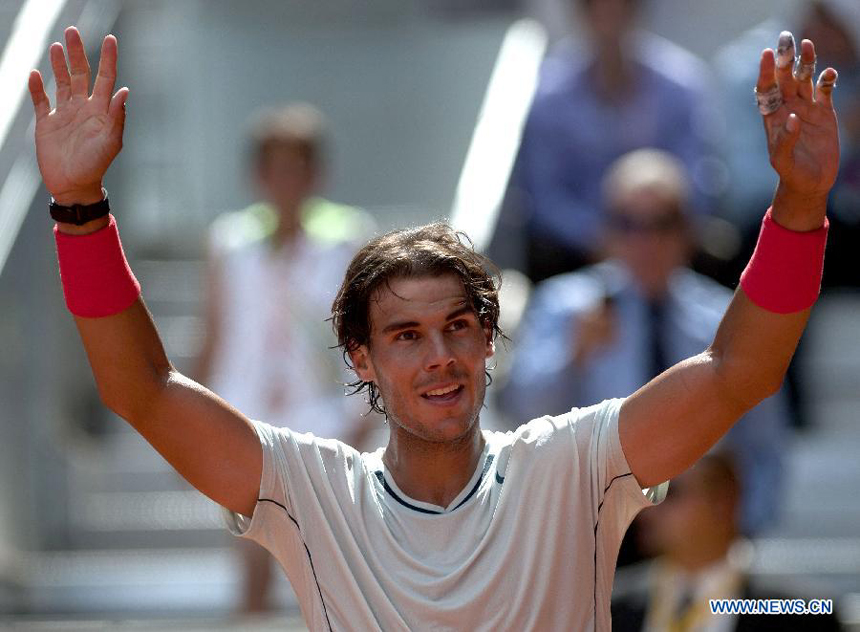 Rafael Nadal of Spain greets the audience after his men&apos;s 3rd round match against Mikhail Youzhny of Russia in the Madrid Tennis Open in Madrid, Spain, on May 9, 2013. Rafael Nadal won 2-0. 