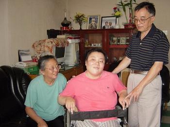 Zhu Ling (C) and her parents. [File photo]