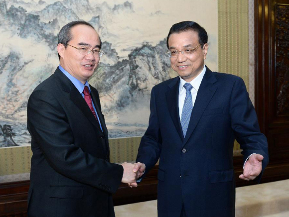 Chinese Premier Li Keqiang (R) meets with Deputy Prime Minister of Vietnam Nguyen Thien Nhan in Beijing, May 10, 2013.