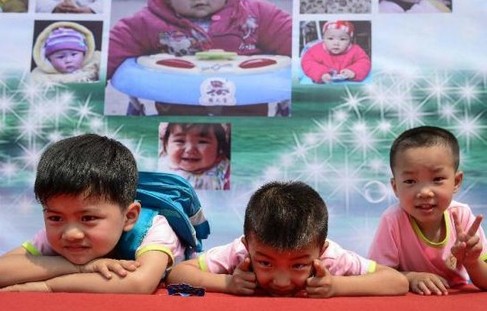 About 100 kids have gathered to celebrate their fifth birthday in Shifang city, in China's southwest Sichuan Province. 