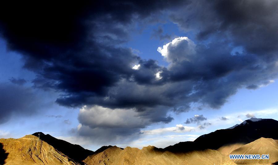 CHINA-NORTHERN TIBET-MOUNTAINOUS AREA-SCENERY (CN)