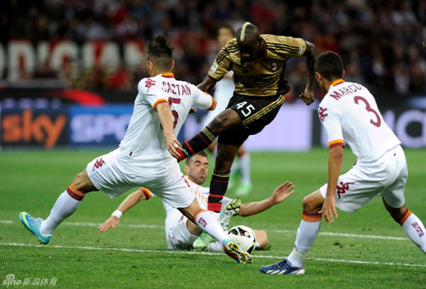 Balotelli's shot blocked by Roma defenders.