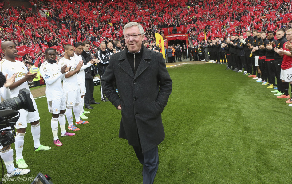 Ferguson was given a guard of honour as he came on to the pitch at Old Trafford for the final time as manager.