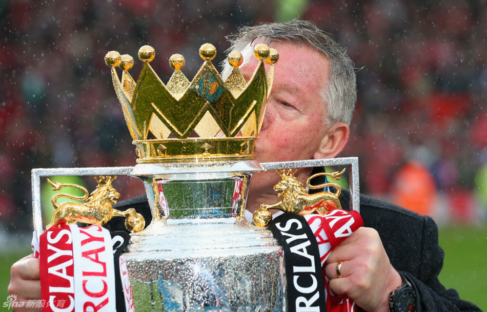 Ferguson kisses the Premier League trophy. 