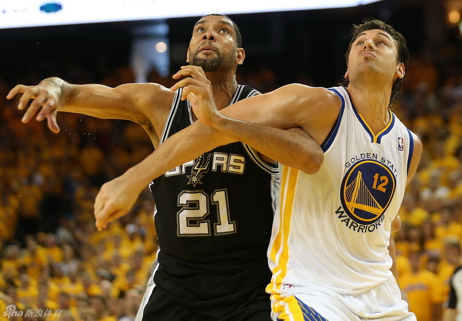  Duncan and Bogut position for a rebound.