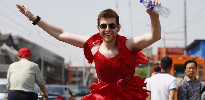 Hundreds take part in Red Dress Run in Shichahai