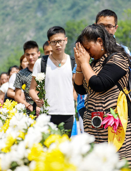 People pay tribute to victims of the 2008 earthquake in Yingxiu, Sichuan province, on Sunday, the fifth anniversary of the magnitude-8 earthquake in which more than 80,000 people were killed or missing. [Photo / Xinhua]