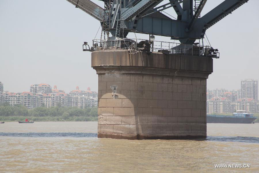 Marks by rubbing is seen on a pier of the Nanjing Yangtze River Bridge in Nanjing, capital of east China's Jiangsu Province, May 12, 2013. A cargo vessel, loaded with 12,500 tons of limestone, sunk after rubbing against a pier of the bridge on Sunday. A total of 18 sailors on board were all saved. [Photo: Xinhua]