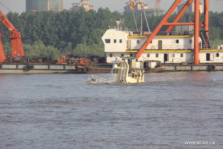 Photo taken on May 12, 2013 shows the water area where a cargo vessel sunk near the Nanjing Yangtze River Bridge in Nanjing, capital of east China's Jiangsu Province. The vessel, loaded with 12,500 tons of limestone, sunk after rubbing against a pier of the bridge on Sunday. A total of 18 sailors on board were all saved. [Photo: Xinhua] 
