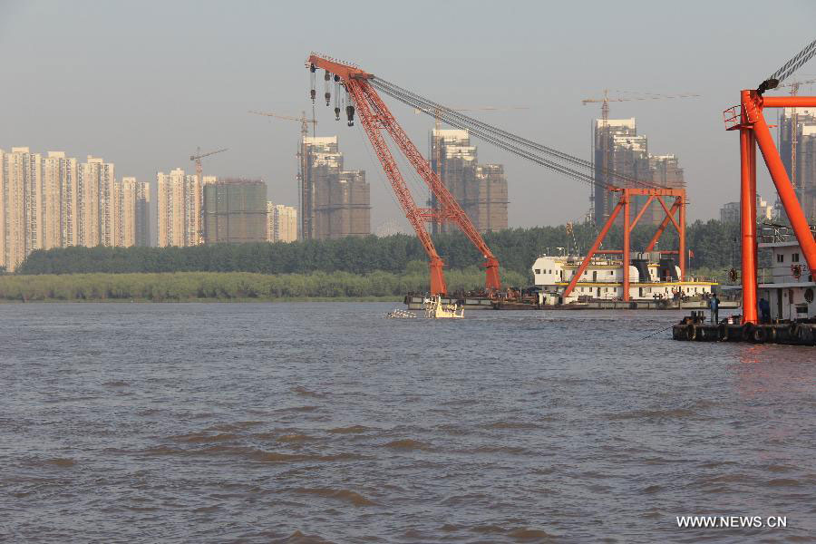 Photo taken on May 12, 2013 shows the water area where a cargo vessel sunk near the Nanjing Yangtze River Bridge in Nanjing, capital of east China's Jiangsu Province. The vessel, loaded with 12,500 tons of limestone, sunk after rubbing against a pier of the bridge on Sunday. A total of 18 sailors on board were all saved. [Photo/Xinhua]