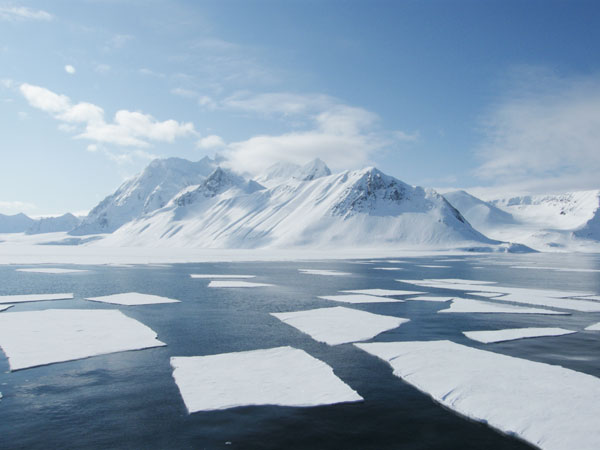 Melting Arctic ice has broad implications for the world, reminding people of the serious nature of global warming. Environmentalists regard the region as the last frontier of unmolested natural tranquility and are trying to protect it from exploitation by business. [Photo/China Daily]
