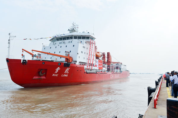 Xuelong (Snow Dragon) departing on an Arctic expedition. China is planning to build a new expedition research icebreaker vessel in addition to Xuelong, which traversed the Arctic for the country's fifth North Pole expedition. [Photo/China Daily]