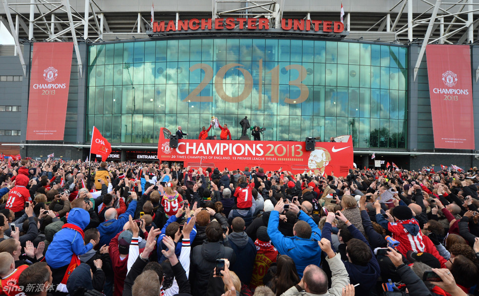 Manchester United fans gather in Albert Square to greet the bus.