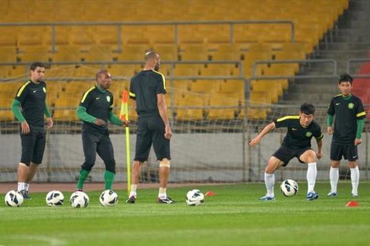 Beijing Guo&apos;an players in pre-game training. [Sina Sports] 