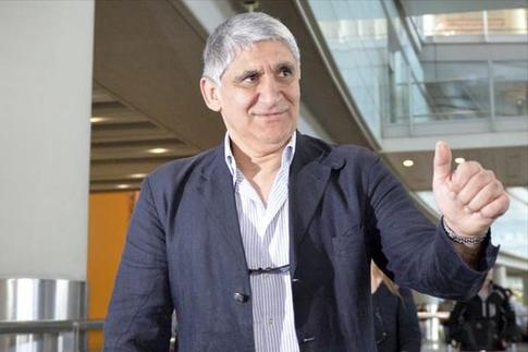 New national men's basketball coach Giannakis arrives. [cfp]