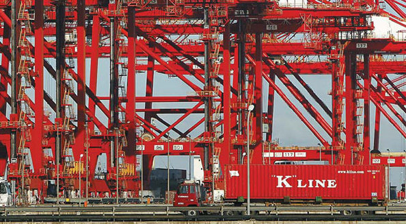 A container terminal at Waigaoqiao Port in Shanghai. The city plans to integrate several free trade areas into a huge free trade zone, with the project being one of the municipal government's major tasks in 2013. [Xinhua]