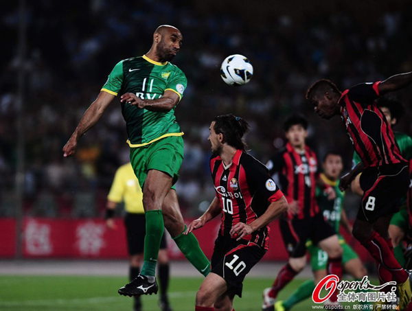  Kanoute of Guoan jumps for a header.