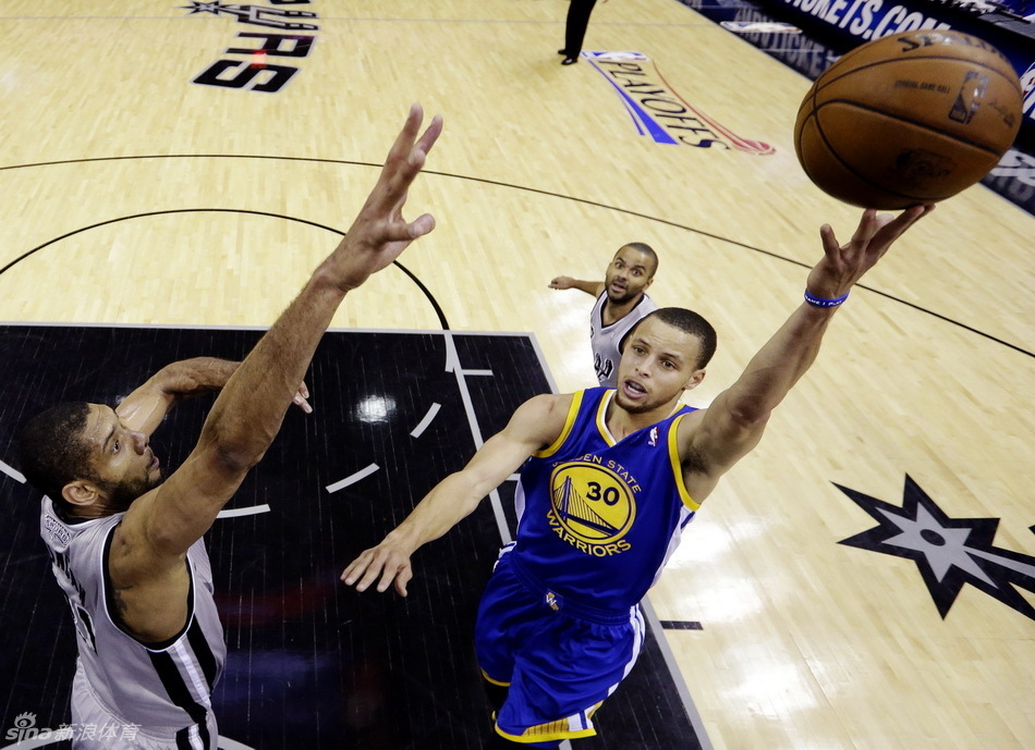 Tim Duncan tries to block Stephen Curry's floater.