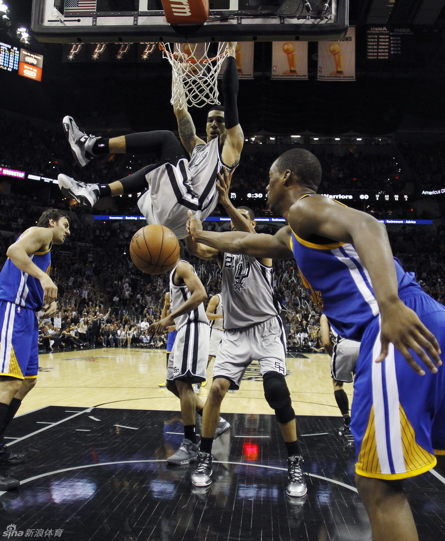  Danny Green slams dunk.