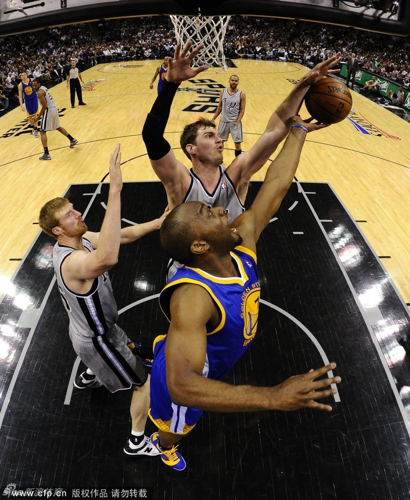  Tiago Splitter blocks Landry.