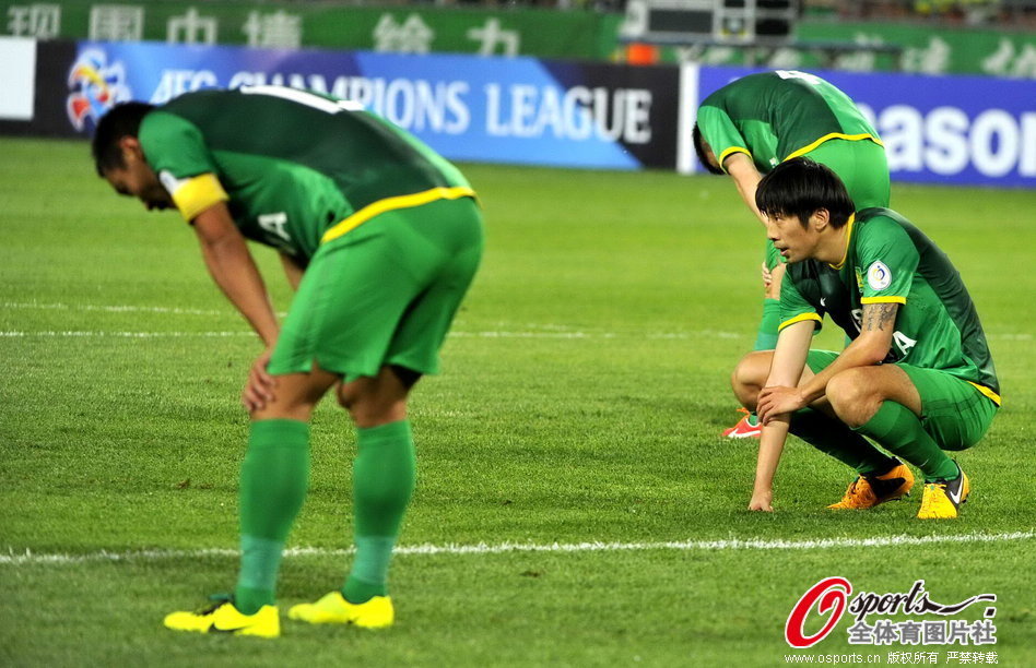 Beijing Guoan players react after their first leg game of AFC Champions league last 16 against FC Seoul of South Korea at the Workers' Stadium in Beijing, May 14, 2013. 