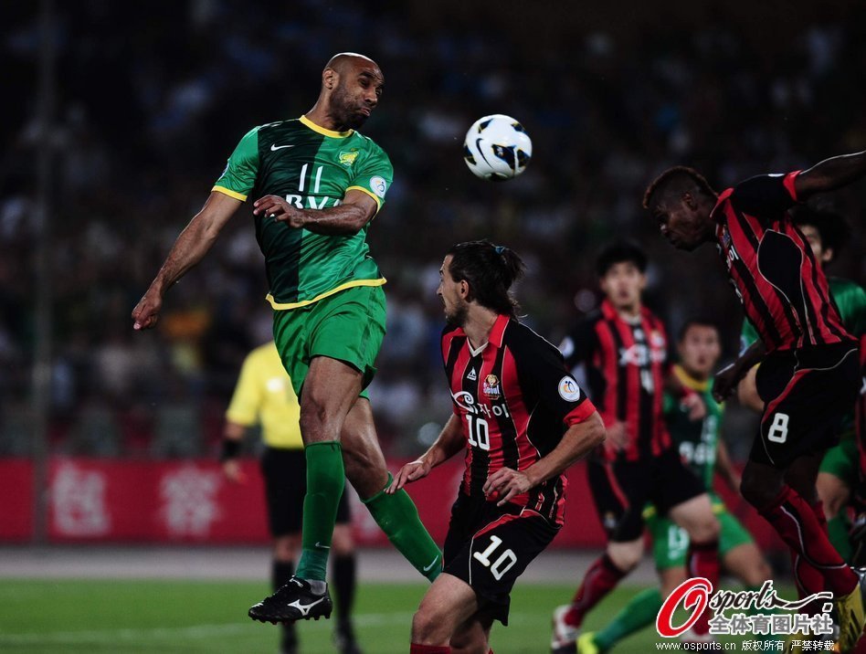 Kanoute of Guoan jumps for a header. 