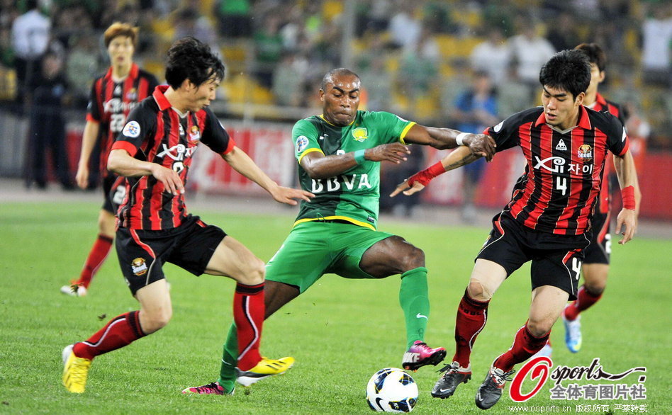  Guerron of Beijing Guoan fights for the ball with K-league champions FC Seoul players during their first leg game of AFC Champions league last 16 at the Workers' Stadium in Beijing, May 14, 2013. 