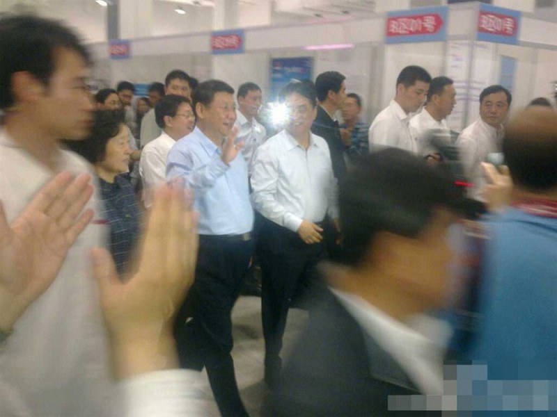 President Xi makes surprise visit to job fair