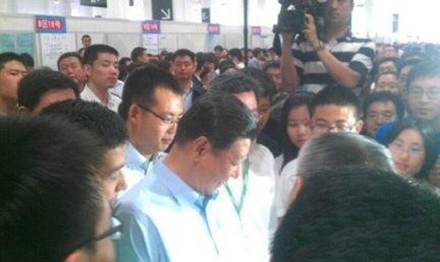 President Xi makes surprise visit to job fair.[Photo/weibo.com]