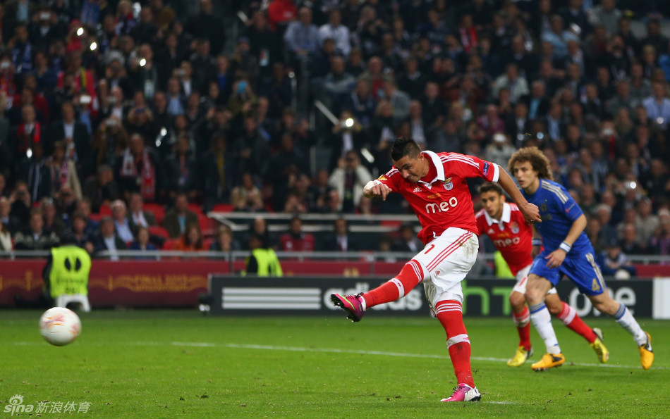 Oscar Cardozo fired home from the penalty spot to pull Benfica level.