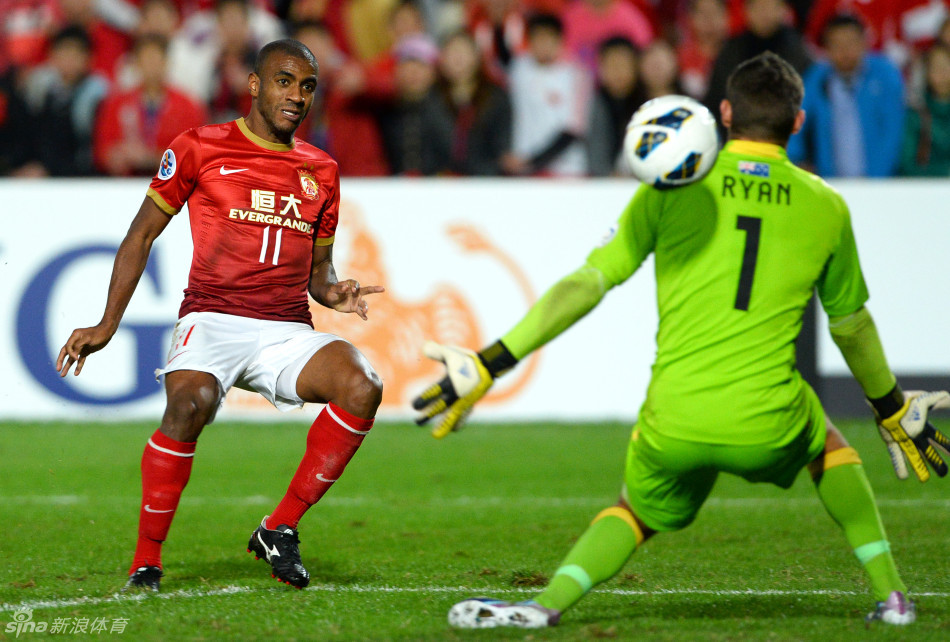 Muriqui scores the winner for Guangzhou Evergrande in the first leg of AFC Champions League last 16 clash between Central Coast Mariners and Guangzhou Evergrande. 