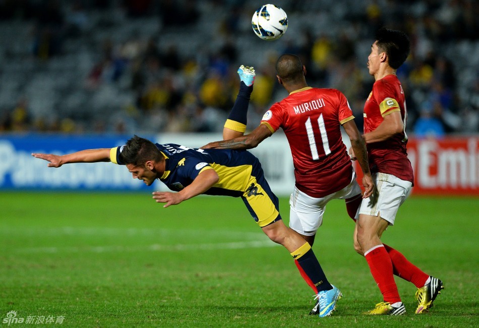 Muriqui vies the ball with defender. 