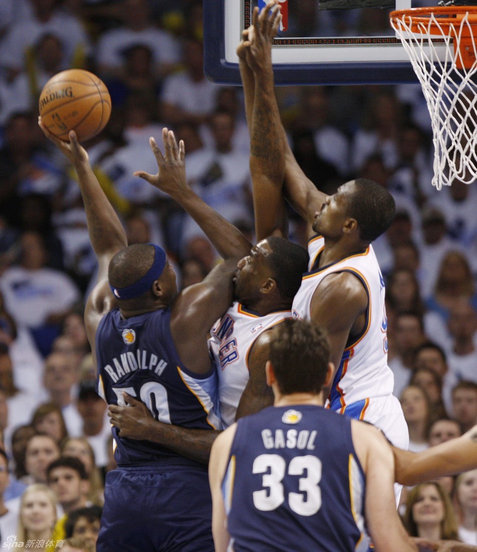  Serge Ibaka tries to block Zach Randolph in Game 5 of NBA Western Conference semi-finals between Memphis Grizzlies and Oklahoma City Thunders.