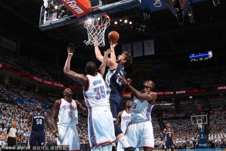  Marc Gasol goes up against Kevin Durant.
