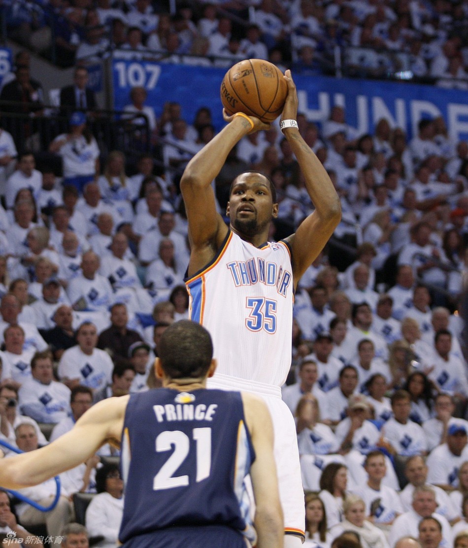 Durant shoots in front of Tyshaun Prince. 