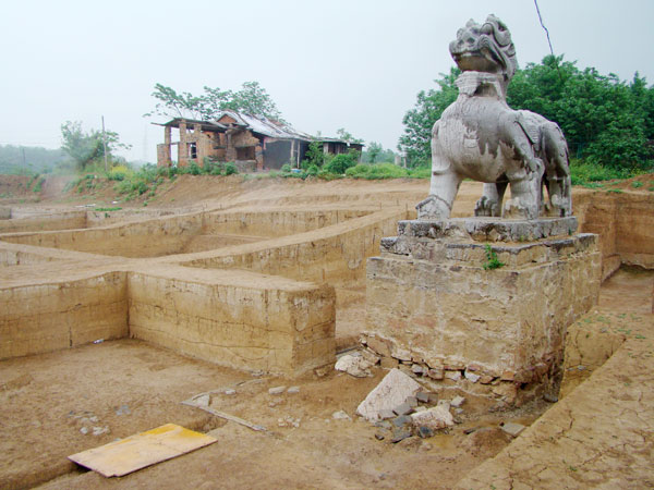 A stone Tianlu is seen outside what is thought to be the tomb of Chen Qian, the second emperor of the Chen Dynasty (AD 557-589). Tianlu is a mythical Chinese hybrid creature considered to be able to bring good luck and fortune. [Photo/China Daily]