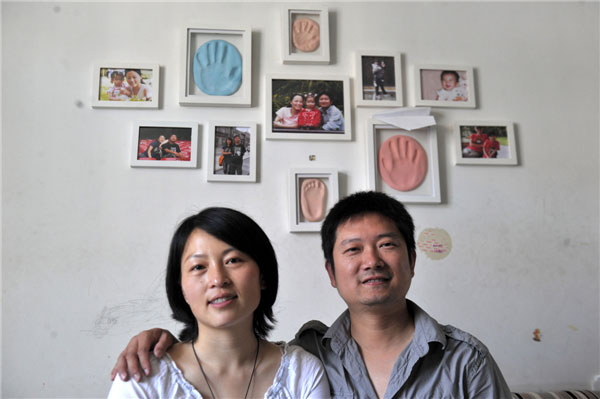 Wu Tengli, left, and Zhan Yi at home in Hefei, capital of East China's Anhui province on May 14, 2013. [Photo/Xinhua]