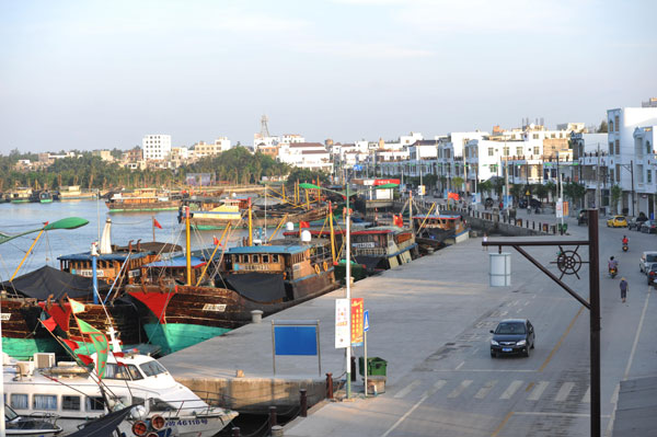 Fishing vessels are moored at Tanmen Harbor as a fishing ban starts in Qionghai, Hainan province, on May 16, 2013. [Photo by Meng Zhongde/Asianewsphoto] 