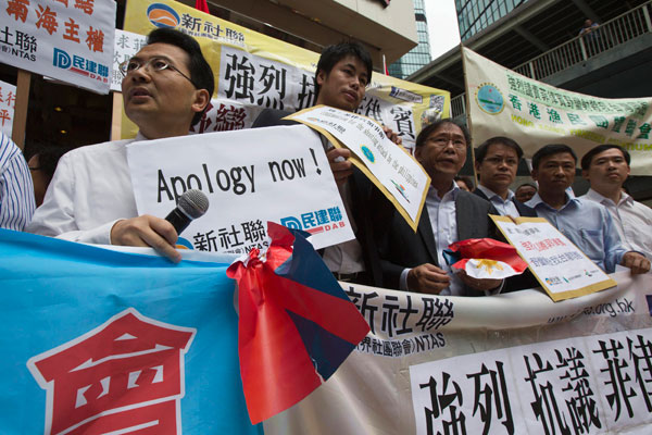 Demonstrators protest near the Philippine consulate in Hong Kong on Tuesday. A Taiwan fisherman was killed by the Philippine Coast Guard on Thursday. [China Daily] 