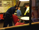 成年男子被困麦当劳儿童椅 照片走红网络 Man stuck in McDonald's baby high chair