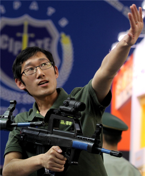 An exhibitor displays police equipment at the Fifth China (Beijing) International Exhibition and Symposium on Police Equipment and Antiterrorism Technology and Equipment on Thursday. [Photo/China Daily]