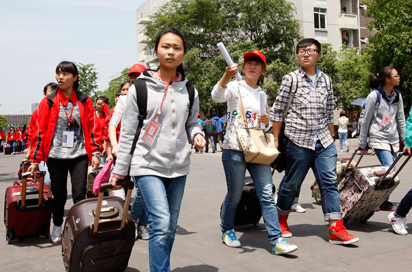 High school seniors from Tianquan county in Yaan, Sichuan, walk onto their new campus at Chengdu Normal University in Chengdu on April 24. The county's 1,019 students, affected by the magnitude-7 Lushan earthquake, will attend the national college entrance examination next month. [Photo/China daily] 