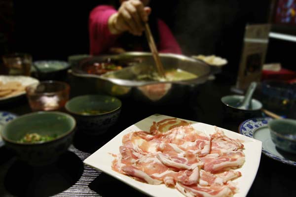 A table at a restaurant in Shanghai. The fake mutton scandal has resulted in a slump in demand for the meat from diners in the city. [Photo/China Daily]