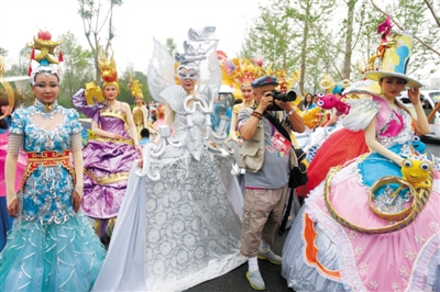 The ninth China (Beijing) International Garden Expo, which will run for six months, kicks off alongside the Yongding river in Beijing, May 18. [The Beijing News]