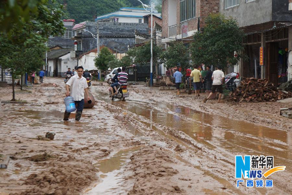 As of Saturday, continuous rainfall has claimed a life while affecting about 200,000 people in southwest China's Guangxi Zhuang Autonomous Region. [Xinhua]