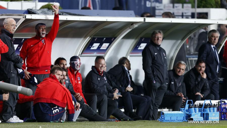 Paris Saint-Germain's English midfielder David Beckham (front) looks pensive sitting on the pitch after he is substituted during a French League 1 football match between Paris St Germain and Brest at Parc des Princes stadium in Paris on May 18, 2013. [Wang Lili/Xinhua]