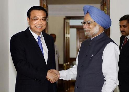 Premier Li Keqiang and Indian Prime Minister Manmohan Singh discuss bilateral ties during their meeting in New Delhi on Sunday. 
