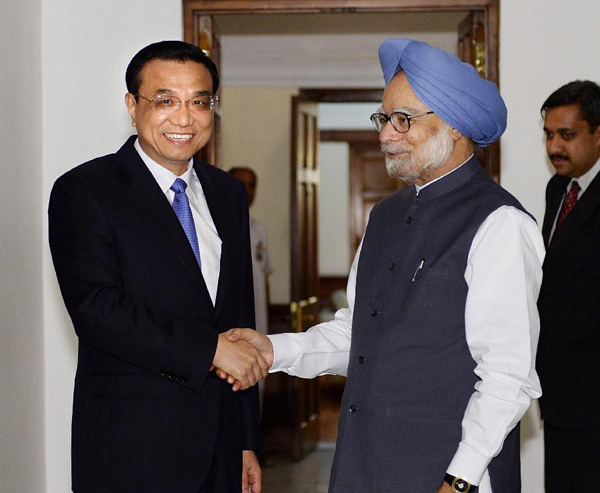 Visiting Chinese Premier Li Keqiang (L) shakes hands with Indian Prime Minister Manmohan Singh prior to their meeting in New Delhi, capital of India, May 19, 2013. [Li Tao/Xinhua]
